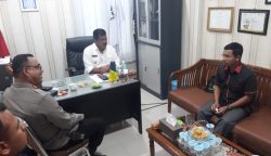Ketua DPRK Banda Aceh Farid Nyak Umar mengunjungi Gampong Lampulo, Rabu (8/2/2023), diterima oleh Keuchik Lampulo Alta Zaini di ruang kerjanya