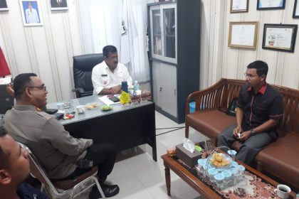 Ketua DPRK Banda Aceh Farid Nyak Umar mengunjungi Gampong Lampulo, Rabu (8/2/2023), diterima oleh Keuchik Lampulo Alta Zaini di ruang kerjanya