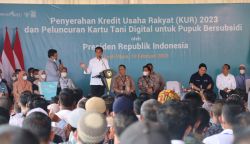 Presiden Joko Widodo (Jokowi) menyempatkan untuk melakukan diskusi dengan anak-anak muda dalam kunjungannya ke Aceh Utara, Jum'at (10/2)