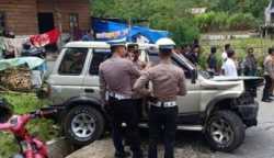 Diduga mengalami rem blong, satu unit mobil Isuzu Panther menabrak dua unit mobil Toyota Avanza di Bener Meriah, Senin (13/2)