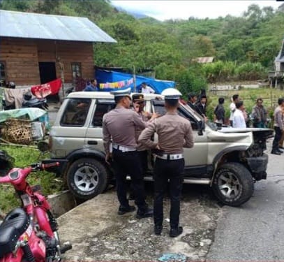 Diduga mengalami rem blong, satu unit mobil Isuzu Panther menabrak dua unit mobil Toyota Avanza di Bener Meriah, Senin (13/2) | INFOACEH.net Diduga mengalami rem blong, satu unit mobil Isuzu Panther menabrak dua unit mobil Toyota Avanza di Bener Meriah, Senin (13/2)