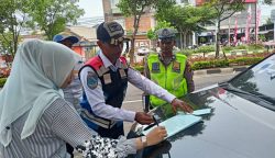 Dishub Banda Aceh bersama Ditlantas Polda Aceh melakukan sosialisasi penerapan ETLE Mobile terhadap pengemudi mobil yang melanggar rambu larangan parkir dan parkir di sembarang tempat di wilayah Banda Aceh, Senin (13/2)