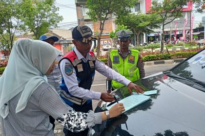 Dishub Banda Aceh bersama Ditlantas Polda Aceh melakukan sosialisasi penerapan ETLE Mobile terhadap pengemudi mobil yang melanggar rambu larangan parkir dan parkir di sembarang tempat di wilayah Banda Aceh, Senin (13/2)