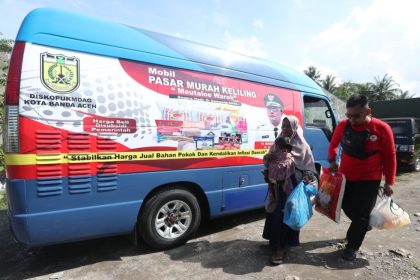Pj Wali Kota Banda Aceh Bakri Siddiq meluncurkan mobil Pasar Murah Keliling “Meutaloe Wareh”, Selasa (14/2)