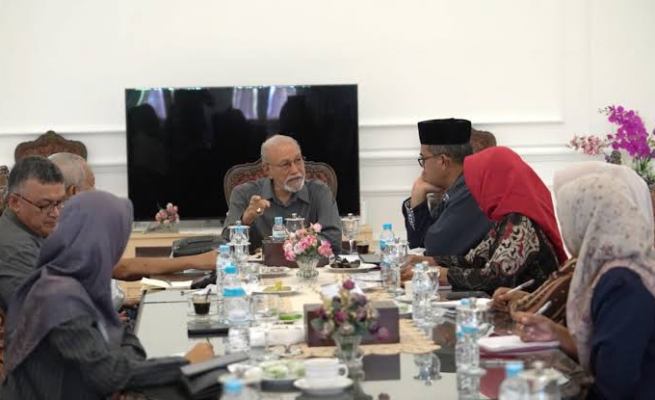 Komisioner KKR Aceh saat menyampaikan laporan temuan pelanggaran HAM yang terjadi di masa lalu kepada Wali Nanggroe Aceh Malik Mahmud Al Haythar, Selasa (14/2)