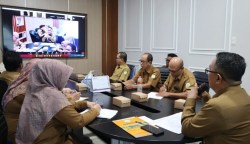 Kadis Peternakan Aceh, Zalsufran saat memimpin Rapat Koordinasi Ketersediaan Pangan Asal Hewani, jelang Meugang Ramadhan dan Lebaran Idul Fitri, di ruang kerjanya, Selasa (14/2)