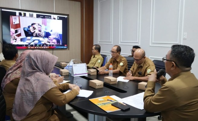 Kadis Peternakan Aceh, Zalsufran saat memimpin Rapat Koordinasi Ketersediaan Pangan Asal Hewani, jelang Meugang Ramadhan dan Lebaran Idul Fitri, di ruang kerjanya, Selasa (14/2)