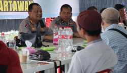 Kabid Humas Polda Aceh Joko Krisdiyanto saat bersilaturahmi dengan insan pers di Warkop SMEA Kupi Lamnyong, Banda Aceh, Rabu pagi (15/2)