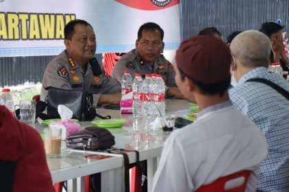 Kabid Humas Polda Aceh Joko Krisdiyanto saat bersilaturahmi dengan insan pers di Warkop SMEA Kupi Lamnyong, Banda Aceh, Rabu pagi (15/2)
