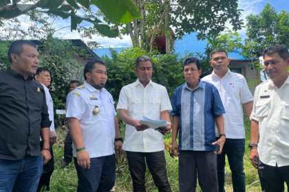 Pj Bupati Aceh Besar Muhammad Iswanto bersama Ketua Komisi III DPRA Ansari Muhammad meninjau lahan hibah Pemerintah Aceh untuk lokasi bangunan Pos Damkar di Gampong Lam Puuk, Kutabaro, Rabu (15/2)
