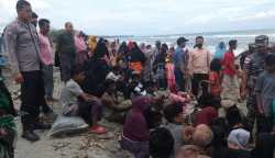 Sebanyak 69 imigran pengungsi Rohingya kembali terdampar di pesisir pantai Gampong Ujong Keupula, Kemukiman Lampanah, Seulimuem, Aceh Besar, pada Kamis pagi (16/2)
