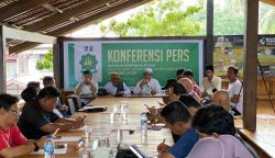 Ketua Umum Partai Adil Sejahtera (PAS) Aceh Tgk Bulqaini Tanjungan, memberikan keterangan dalam konferensi pers di Banda Aceh, Kamis (16/2)
