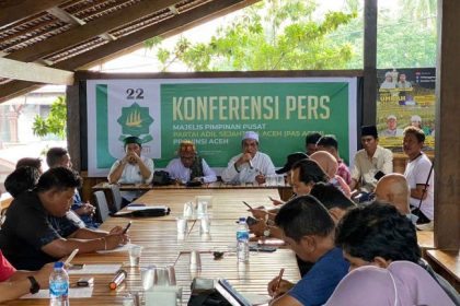 Ketua Umum Partai Adil Sejahtera (PAS) Aceh Tgk Bulqaini Tanjungan, memberikan keterangan dalam konferensi pers di Banda Aceh, Kamis (16/2)
