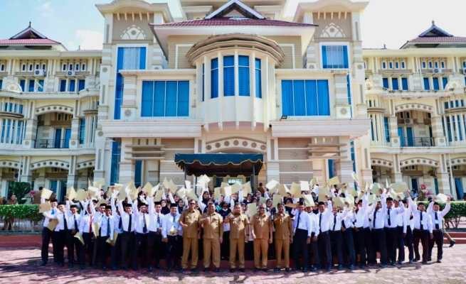 Pj Bupati Aceh Besar Muhammad Iswanto menyerahkan SK Perpanjangan Perjanjian Kerja kepada 194 guru PPPK Gelombang I di lingkungan Pemkab Aceh Besar di halaman Kantor Bupati setempat, Senin (20/2)