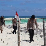 Kapolres Simeulue AKBP Jatmiko sambil membawa bendera merah putih tampak melakukan patroli di pulau terluar di Pulau Salaut