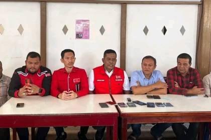 Ketua Panitia Mubes III Partai Aceh Saiful Bahri atau Pon Yaya didampingi Sekretaris Panitia Tarmizi SP memberikan keterangan pada konferensi pers di Warkop Solong, Ulee Kareng, Banda Aceh, Senin (20/2)