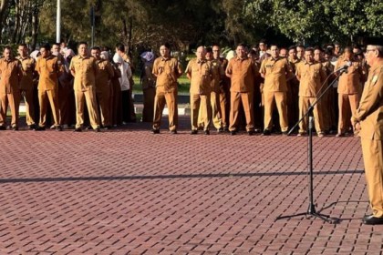 Staf Ahli Gubernur Aceh Bidang Pemerintahan, Hukum dan Politik Drs Bukhari MM saat memimpin apel pagi di lingkungan Setda Aceh, Senin (20/2)