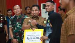 Pj Bupati Aceh Besar Muhammad Iswanto, Senin (29/2) menyerahkan bonus Rp 3,6 miliar kepada para atlet dan pelatih yang berhasil meraih medali pada PORA ke-14 tahun 2022 di Pidie
