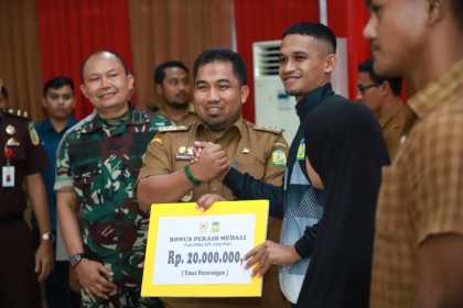 Pj Bupati Aceh Besar Muhammad Iswanto, Senin (29/2) menyerahkan bonus Rp 3,6 miliar kepada para atlet dan pelatih yang berhasil meraih medali pada PORA ke-14 tahun 2022 di Pidie