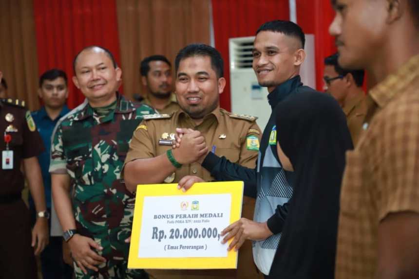 Pj Bupati Aceh Besar Muhammad Iswanto, Senin (29/2) menyerahkan bonus Rp 3,6 miliar kepada para atlet dan pelatih yang berhasil meraih medali pada PORA ke-14 tahun 2022 di Pidie | INFOACEH.net Pj Bupati Aceh Besar Muhammad Iswanto, Senin (29/2) menyerahkan bonus Rp 3,6 miliar kepada para atlet dan pelatih yang berhasil meraih medali pada PORA ke-14 tahun 2022 di Pidie