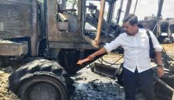 Satu unit truk Colt Diesel untuk penyiraman aspal aspal curah dan satu unit alat berat jenis Grader milik PT Subota Internasional Contractor terbakar pada Senin (20/2) di Basecamp Segmen 1 di Dusun Bukit, Gampong Paya Unou, Kecamatan Ranto Peureulak, Aceh Timur