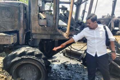 Satu unit truk Colt Diesel untuk penyiraman aspal aspal curah dan satu unit alat berat jenis Grader milik PT Subota Internasional Contractor terbakar pada Senin (20/2) di Basecamp Segmen 1 di Dusun Bukit, Gampong Paya Unou, Kecamatan Ranto Peureulak, Aceh Timur