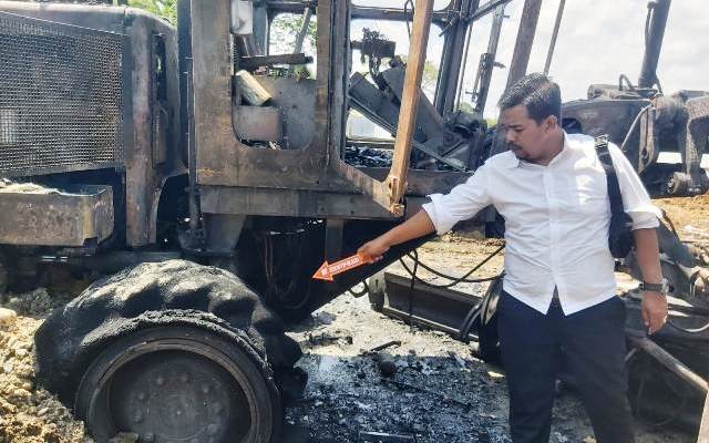Satu unit truk Colt Diesel untuk penyiraman aspal aspal curah dan satu unit alat berat jenis Grader milik PT Subota Internasional Contractor terbakar pada Senin (20/2) di Basecamp Segmen 1 di Dusun Bukit, Gampong Paya Unou, Kecamatan Ranto Peureulak, Aceh Timur