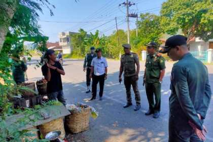 Satpol PP-WH Aceh Besar menggelar patroli rutin harian dan memperingatkan pedagang buah yang berjualan di pinggir jalan protokol karena berpotensi menyebabkan kemacetan arus lalu lintas, Selasa (21/2)