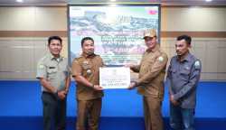 Pj Bupati Aceh Besar Muhammad Iswanto, didampingi Kalaksa BPBD Aceh Besar Ridwan Jamil Selasa (21/2) menyerahkan bantuan donasi dari Pemkab dan masyarakat Aceh Besar untuk musibah gempa yang melanda Turki-Suriah