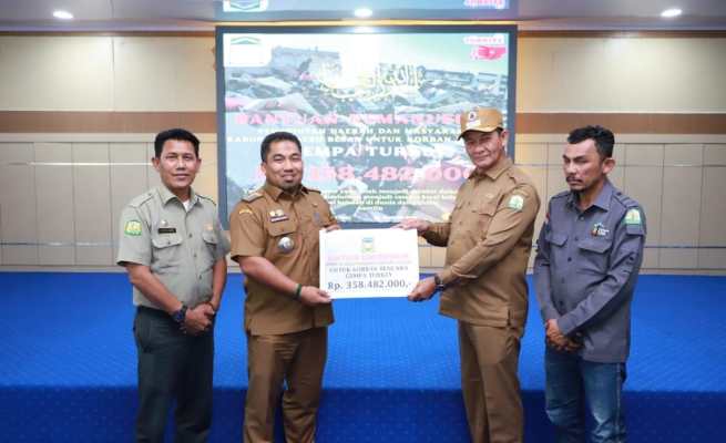 Pj Bupati Aceh Besar Muhammad Iswanto, didampingi Kalaksa BPBD Aceh Besar Ridwan Jamil Selasa (21/2) menyerahkan bantuan donasi dari Pemkab dan masyarakat Aceh Besar untuk musibah gempa yang melanda Turki-Suriah