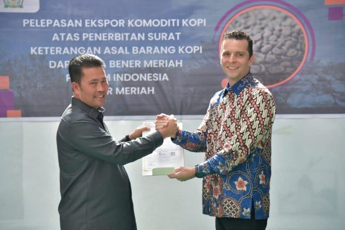 Pj Bupati Bener Meriah Haili Yoga menyerahkan Surat Keterangan Asal (SKA) kopi Arabika Gayo kepada General Manager PT Olam Indonesia Jose Henao pada pelepasan eskpor di Gudang PT Olam Indonesia, Pondok Baru, Kecamatan Bandar, Bener Meriah, Selasa (21/2) | INFOACEH.net Pj Bupati Bener Meriah Haili Yoga menyerahkan Surat Keterangan Asal (SKA) kopi Arabika Gayo kepada General Manager PT Olam Indonesia Jose Henao pada pelepasan eskpor di Gudang PT Olam Indonesia, Pondok Baru, Kecamatan Bandar, Bener Meriah, Selasa (21/2)