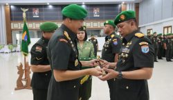 Pangdam XII/Tanjungpura Mayjen TNI Sulaiman Agusto memimpin upacara serah terima jabatan Danrem 102/Panju Panjung dari Brigjen TNI Yudianto Putrajaya kepada Brigjen TNI Bayu Permana