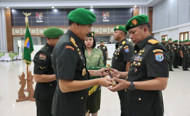 Pangdam XII/Tanjungpura Mayjen TNI Sulaiman Agusto memimpin upacara serah terima jabatan Danrem 102/Panju Panjung dari Brigjen TNI Yudianto Putrajaya kepada Brigjen TNI Bayu Permana