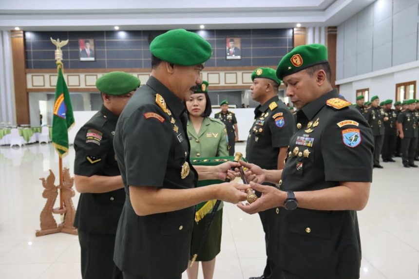 Pangdam XII/Tanjungpura Mayjen TNI Sulaiman Agusto memimpin upacara serah terima jabatan Danrem 102/Panju Panjung dari Brigjen TNI Yudianto Putrajaya kepada Brigjen TNI Bayu Permana | INFOACEH.net Pangdam XII/Tanjungpura Mayjen TNI Sulaiman Agusto memimpin upacara serah terima jabatan Danrem 102/Panju Panjung dari Brigjen TNI Yudianto Putrajaya kepada Brigjen TNI Bayu Permana