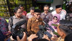 Asisten Perekonomian dan Pembangunan Setda Kota Banda Aceh Jalaluddin ST MT didampingi Kasat Reskrim Polresta Banda Aceh Kompol Fadillah Aditya Pratama memberikan keterangan usai Sidak pangkalan gas LPG 3 Kg di Banda Aceh, Kamis (23/2)