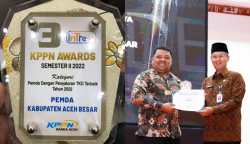 Pj Bupati Aceh Besar Muhammad Iswanto diwakili Sekda Sulaimi menerima penghargaan KPPN Awards Semester II Tahun 2022 Kategori Penyaluran TKD Terbaik di Gedung AAC Dayan Dawood Darussalam, Kamis (23/2)