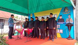 Camat Kuta Alam Arie Januar mengukuhkan Cut Ali Manyak sebagai Ketua Asosiasi Tuha Peut Kecamatan Kuta Alam (ASOTALAM) Banda Aceh periode 2023-2028, di halaman Kantor Camat setempat, Kamis (23/2)
