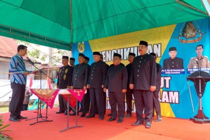 Camat Kuta Alam Arie Januar mengukuhkan Cut Ali Manyak sebagai Ketua Asosiasi Tuha Peut Kecamatan Kuta Alam (ASOTALAM) Banda Aceh periode 2023-2028, di halaman Kantor Camat setempat, Kamis (23/2)