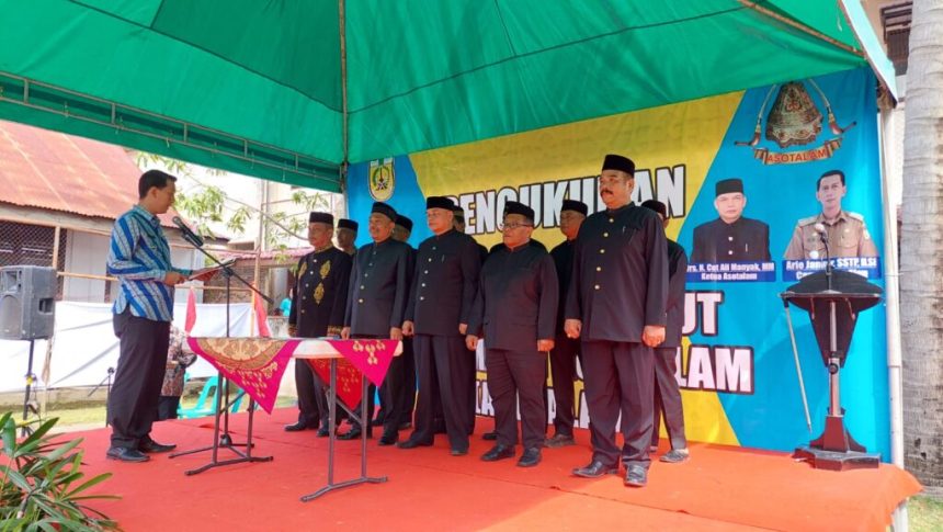 Camat Kuta Alam Arie Januar mengukuhkan Cut Ali Manyak sebagai Ketua Asosiasi Tuha Peut Kecamatan Kuta Alam (ASOTALAM) Banda Aceh periode 2023-2028, di halaman Kantor Camat setempat, Kamis (23/2) | INFOACEH.net Camat Kuta Alam Arie Januar mengukuhkan Cut Ali Manyak sebagai Ketua Asosiasi Tuha Peut Kecamatan Kuta Alam (ASOTALAM) Banda Aceh periode 2023-2028, di halaman Kantor Camat setempat, Kamis (23/2)