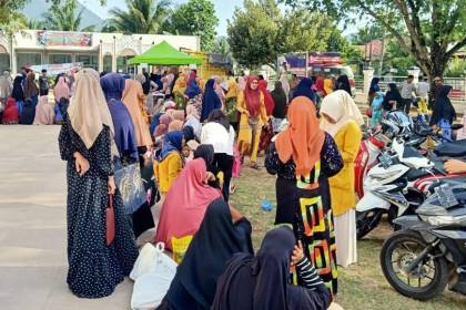 Seribuan warga memadati lokasi Pangan Murah yang digelar di halaman Masjid Rahmatullah, Lampuuk, Kecamatan Lhoknga, Aceh Besar, Kamis (23/2)