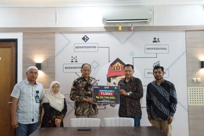 GM PLN UID Aceh Parulian Noviandri menyerahkan donasi untuk korban gempa bumi Turki Rp 63,7 juta, kepada PIC Forum PRB) Aceh, di kantor PLN UID Aceh, Jum'at (24/2)