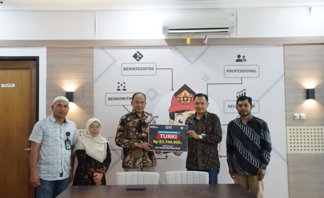 GM PLN UID Aceh Parulian Noviandri menyerahkan donasi untuk korban gempa bumi Turki Rp 63,7 juta, kepada PIC Forum PRB) Aceh, di kantor PLN UID Aceh, Jum'at (24/2)