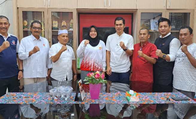 Ketua KONI Aceh Kamaruddin Abu Bakar atau Abu Razak melepas atlet Anggar Aceh Bivani Ivana Cornelia yang akan mewakili Indonesia di Asian Cadet Junior Fencing Championship (ACJFC) 2023, di Tashkent, Uzbekistan
