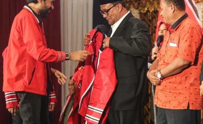 Ketua Umum DPA Partai Aceh Muzakir Manaf atau Mualem menyerahkan jas Partai Aceh kepada Sulaiman Abda yang menjadi Ketua Dewan Pakar Partai Aceh Periode 2023-2028. Foto: Istimewa