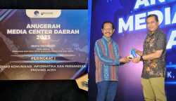 Kadis Kominsa Aceh Marwan Nusuf saat menerima penghargaan peringkat I kategori Berita Terpopuler pada Anugerah Media Center Daerah 2023, di The Margo Hotel Depok, Selasa (28/2)