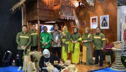Pj Bupati Aceh Besar Muhammad Iswanto bersama Pj Ketua Dekranasda Aceh Besar Cut Rezky Handayani foto bersama di stand Aceh Besar pada pembukaan event Inacraft ke-23, di Jakarta Convention Center (JCC), Rabu (1/3)
