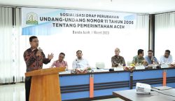Ketua DPRK Banda Aceh Farid Nyak Umar memberikan sambutan saat sosialisasi draf revisi UUPA, Rabu (1/3)