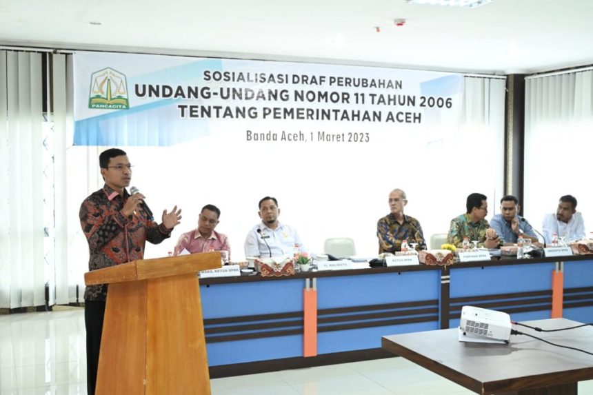 Ketua DPRK Banda Aceh Farid Nyak Umar memberikan sambutan saat sosialisasi draf revisi UUPA, Rabu (1/3) | INFOACEH.net Ketua DPRK Banda Aceh Farid Nyak Umar memberikan sambutan saat sosialisasi draf revisi UUPA, Rabu (1/3)
