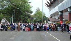 Ratusan calon jamaah haji Kota Banda Aceh jalani tes kebugaran di Stadion Harapan Bangsa Lhong Raya, Banda Aceh