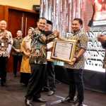 Pj Bupati Aceh Besar Muhammad Iswanto menerima Paritrana Award tahun 2022 yang diserahkan Kadisnaker dan Mobduk Aceh Akmil Husen di Hotel Hermes Palace Banda Aceh, Kamis (2/3)